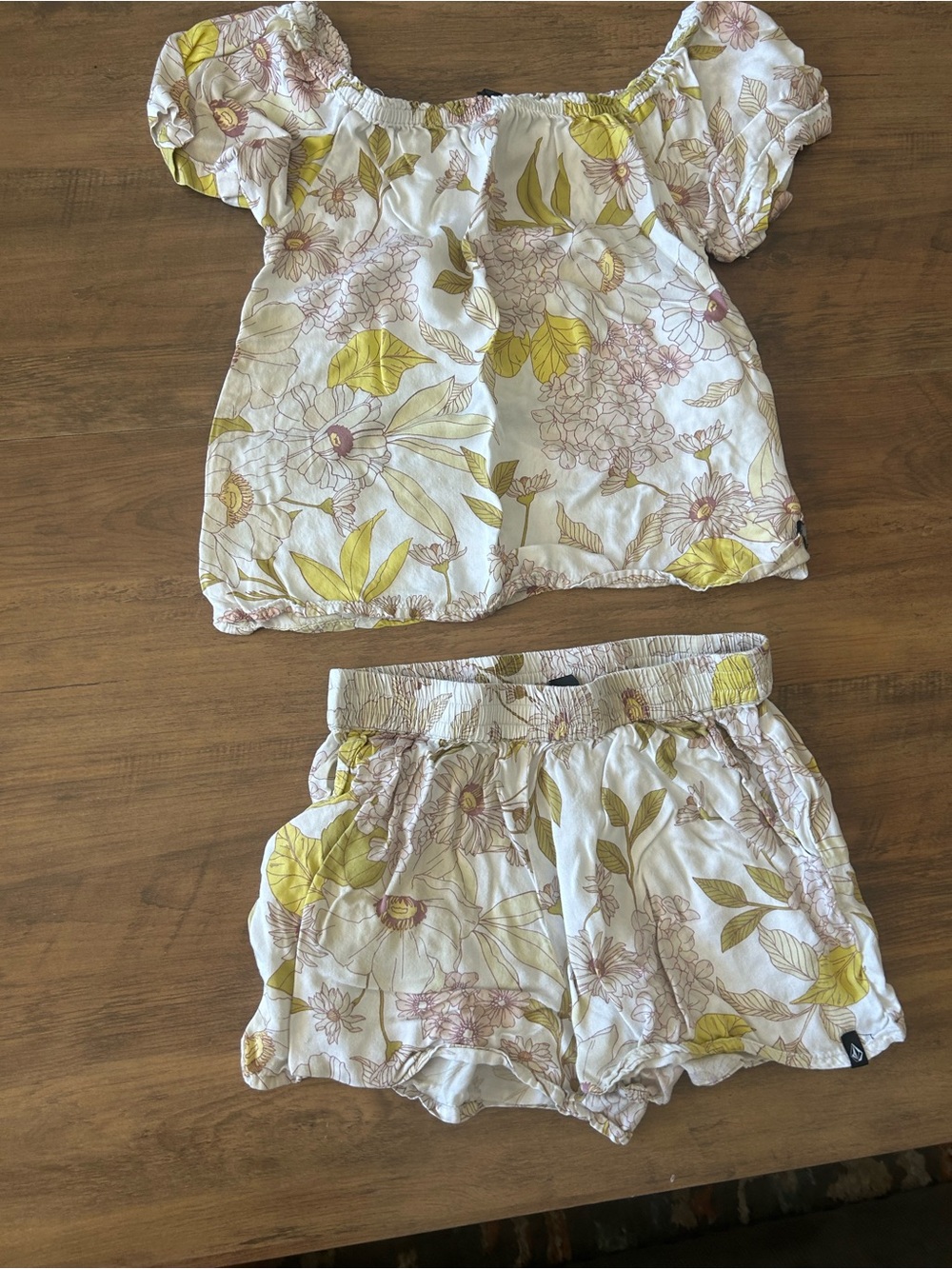 Cutest volcom Girls modal beachy Floral White and Yellow Shorts set 8/10
